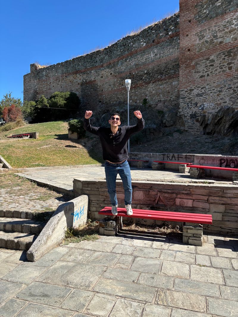 Enis macht einen Flik-Flak