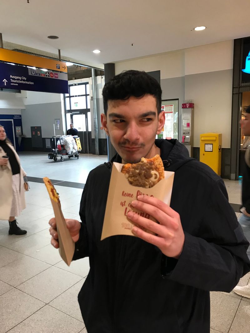 Enis beim Essen 1